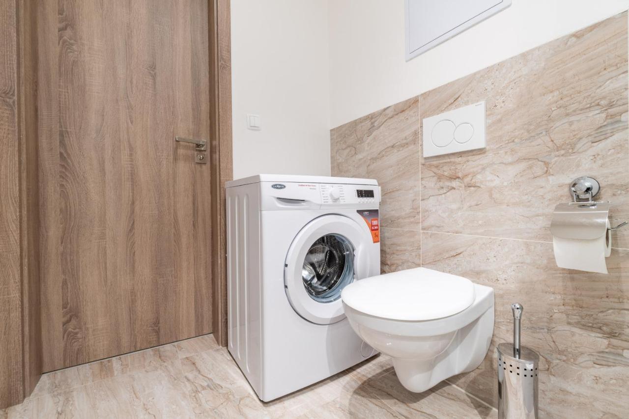 Brand New Two Room Apartment #34 With Free Secure Parking In The Center Prag Exteriör bild