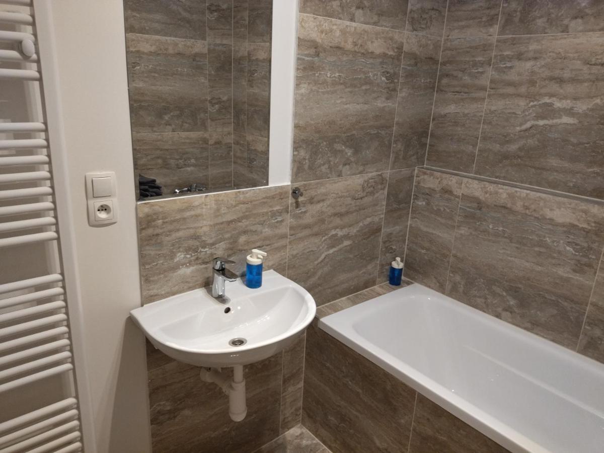 Brand New Two Room Apartment #34 With Free Secure Parking In The Center Prag Exteriör bild